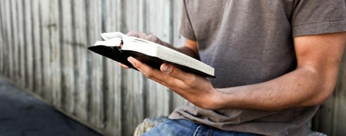 ¿Abrumado por lo grande que es la Biblia? Estos 3 consejos le ayudarán a encontrar un lugar para empezar